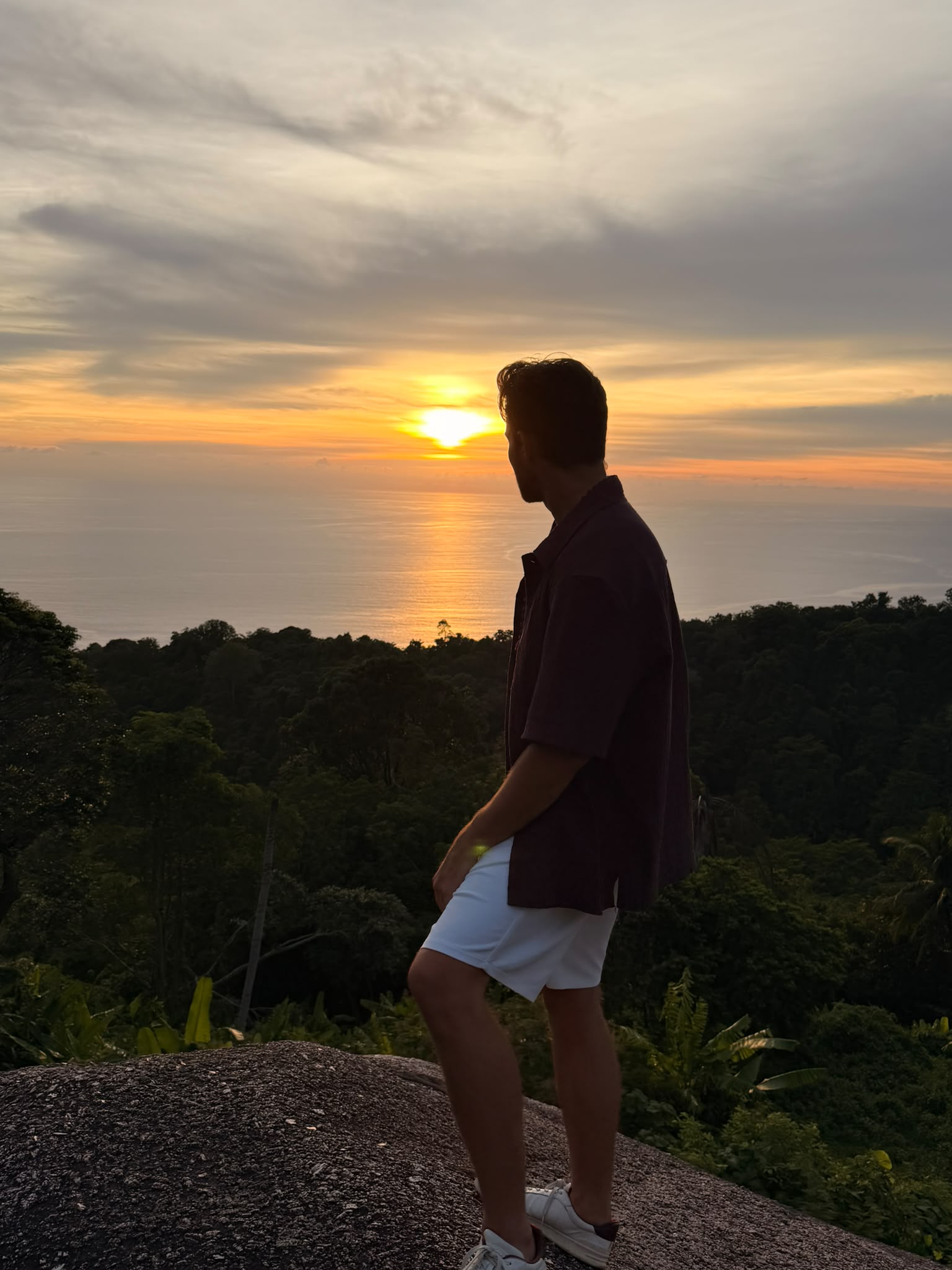 Leonardo V. Gallo blickt bei Sonnenuntergang auf das Meer — Stille und Klarheit